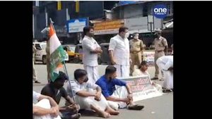 മുഖ്യമന്ത്രിയുടെ രാജി; സ്വരാജ് റൗണ്ടില്‍ കുത്തിയിരിപ്പ് സമരവുമായി യൂത്ത് കോണ്‍ഗ്രസ്