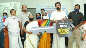 നഗരസഭയും കുടുംബശ്രീയും കൈകോര്‍ത്തു; പെരിന്തല്‍മണ്ണയില്‍ 450 കുടുംബങ്ങള്‍ക്ക് വീട് കൈമാറി