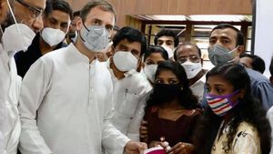 വാക്ക് പാലിച്ച് രാഹുല്‍ ഗാന്ധി; കാവ്യയ്ക്കും കാര്‍ത്തികയ്ക്കും വീട് റെഡി, താക്കോല്‍ കൈമാറി