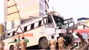 കൊച്ചിയില്‍ കെഎസ്ആര്‍ടിസി ബസ് മരത്തിലിടിച്ച് ഡ്രൈവര്‍ മരിച്ചു, 26ഓളം പേര്‍ക്ക് പരിക്ക്