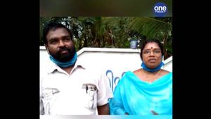 കൈപ്പത്തിയും അരിവാൾ ചുറ്റികയും നിമിഷ നേരം കൊണ്ട് ചുവരിൽ; തൃശൂരിലെ ആർട്ടിസ്റ്റ് ദമ്പതികൾ തിരക്കിലാണ്