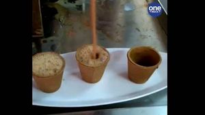 ചായയും കുടിക്കാം കപ്പും തിന്നാം; കൗതുകമായി തൃശ്ശൂരിലെ രാധാകൃഷ്ണ ബേക്കറി