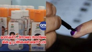 തദ്ദേശ തിരഞ്ഞെടുപ്പ്;മാസ്കിന് പിന്നാലെ  സാനിറ്റൈസറും പ്രചരണ ആയുധമാക്കി സ്ഥാനാർത്ഥികൾ