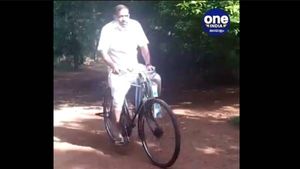  തദ്ദേശ തിരഞ്ഞെടുപ്പ്; തൃശ്ശൂർ മരുത്തോമ്പിള്ളിയിൽ വ്യത്യസ്തരായി സൈക്കിൽ സവാരിക്കാരായ സ്ഥാനാര്‍ഥികൾ