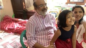 റൂബിക്സ് ക്യൂബ് വിസ്മയമായ മൂന്ന് വയസ്സുകാരി നിയ, മിടുക്കിയുടെ വീട്ടിലെത്തി ധനമന്ത്രി തോമസ് ഐസക്