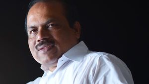 ആദ്യം വീട് വളഞ്ഞ് പരിശോധന, ആശുപത്രി കിടക്കയിൽ നാടകീയ അറസ്റ്റ്, വിജിലൻസിന്റെ അപ്രതീക്ഷിത നീക്കം 