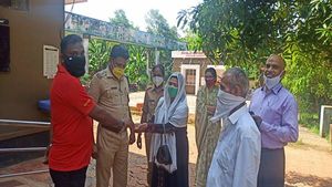 കൊട്ടിയത്ത് കളഞ്ഞ് കിട്ടിയ മാല ഉടമസ്ഥയ്ക്ക് തിരികെ നല്‍കി ടിപ്പര്‍ ഡ്രൈവര്‍ മാതൃകയായി