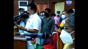  തൃശൂര്‍ ജില്ലാ കളക്ടര്‍ സത്യവാചകം ചൊല്ലിക്കൊടുത്തു; ജില്ലാ പഞ്ചായത്ത് അംഗങ്ങള്‍ ചുമതലയേറ്റു