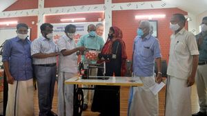 ആലത്തൂര്‍ ബ്ലോക്കിലെ 50 വിധവകള്‍ക്ക് തയ്യൽ മെഷീന്‍ ; വിതരണോദ്ഘാടനം നിർവ്വഹിച്ച് മന്ത്രി 