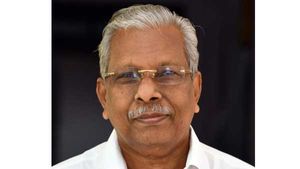 മന്ത്രി എസി മൊയ്തീന്റെ ബൂത്തിൽ ആദ്യ വോട്ട് ഏഴു മണിക്കു ശേഷം, വോട്ടിംഗ് യന്ത്രത്തിലെ രേഖപ്പെടുത്തൽ