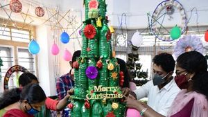 പ്ലാസ്റ്റിക് കുപ്പി കൊണ്ട് ക്രിസ്തുമസ് ട്രീയും പുൽക്കൂടും, ആലപ്പുഴയിലെ വേറിട്ട ക്രിസ്തുമസ് ആഘോഷം