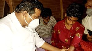 വാക്കുപാലിക്കാതെ സർക്കാർ; രാജന്റെയും അമ്പിളിയുടെയും മക്കൾ ഇപ്പോഴും ഒറ്റമുറി വീട്ടിൽ
