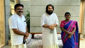  യേശുദാസിനെ പോലെയുണ്ടല്ലോ മമ്മൂക്ക... താരത്തെ കണ്ട് അനുഗ്രഹം വാങ്ങി കൊച്ചി മേയര്‍