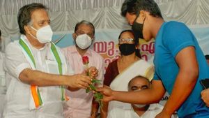 അനാഥനായി കഴിയേണ്ടി വന്ന ഒൻപതാം ക്ലാസുകാരൻ മഹേഷ്, വീടെന്ന സ്വപ്നത്തിന് തറപാകി കോൺഗ്രസ്