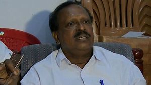 ശൂരനാടിനെ പുറത്താക്കണം, കോണ്‍ഗ്രസിനെ ആര്‍എസ്എസിന് വിറ്റു, വീണ്ടും കോണ്‍ഗ്രസില്‍ പോസ്റ്റര്‍!!