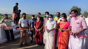 യാത്രാ ക്ലേശത്തിന് അറുതി; തൃശൂരിലെ പെരുമ്പുഴ പാലം തുറന്നു, വാഹന നിയന്ത്രണങ്ങള്‍ ഒഴിവാക്കി