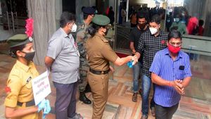 പ്രത്യേക കരുതല്‍ വേണം; തീയേറ്ററുകളില്‍ കോവിഡ് ബോധവത്കരണ സന്ദേശവുമായി എന്‍സിസി കേഡറ്റുകള്‍