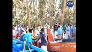 ഡ്രോൺ ഉപയോഗിച്ചുള്ള തിരച്ചിൽ ഫലം കണ്ടു; നാട്ടികയിൽ വള്ളം മറിഞ്ഞ് കാണാതായ മത്സ്യത്തൊഴിലാളികളെ രക്ഷപ്പെടുത്തി