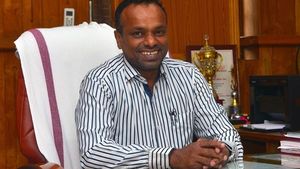 'കല്യാണമണ്ഡപങ്ങളിൽ നിന്നുള്ള ഭക്ഷണ ബാക്കി കഴിച്ച് ജീവിക്കുന്നു', വാർത്തയോട് പ്രതികരിച്ച് കൊല്ലം കളക്ടർ