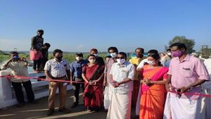 യാത്രാ ക്ലേശത്തിന് അറുതി; പെരുമ്പുഴ പാലം തുറന്നു,വാഹന നിയന്ത്രണങ്ങൾ ഒഴിവാക്കി