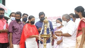 എട്ട് ആംബുലന്‍സ് വിതരണം ചെയ്ത് കോന്നിയില്‍ കരുതല്‍ സ്പര്‍ശം പദ്ധതിക്കു തുടക്കമായി