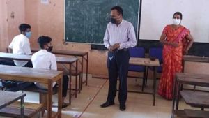 സ്‌കൂളുകള്‍ തുറന്നു; കുട്ടികള്‍ക്ക് കൂട്ടായി ജില്ലാ കലക്ടര്‍ ബി അബ്ദുല്‍ നാസറും എത്തി