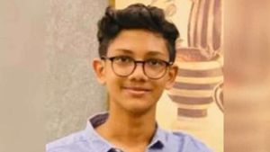 കോഴിക്കോട് പാലാഴിയില്‍ 15 വയസ്സുകാരന്‍ ഫ്ലാറ്റിന് മുകളില്‍ നിന്നും വീണ് മരിച്ചു