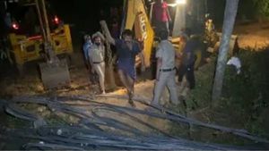 മലപ്പുറം വളാഞ്ചേരിയില്‍ ചരക്ക് ലോറി നിയന്ത്രണം വിട്ട് മറിഞ്ഞു; ഡ്രൈവറും ക്ലീനറും മരിച്ചു