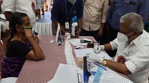 കുടിയൊഴിപ്പിക്കില്ല; കടക്കെണിയൊരുക്കിയവരെ കുടുക്കുമെന്ന് ചിന്നുവിന് മന്ത്രി എസി മൊയ്തീന്റെ ഉറപ്പ്