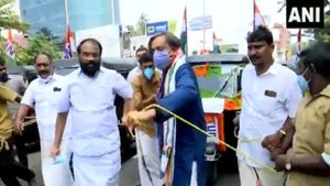 ഇന്ധനവില വര്‍ദ്ധന: തിരുവനന്തപുരത്ത് ഓട്ടോറിക്ഷ കെട്ടിവലിച്ച് വേറിട്ട പ്രതിഷേധവുമായി ശശി തരൂര്‍