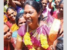 വാളയാർ സമരം; പെൺകുട്ടികളുടെ അമ്മയേയം ഗോമതിയേയും അറസ്റ്റ് ചെയ്ത് നീക്കി
