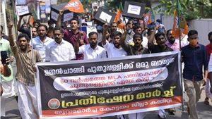 പുതുപ്പള്ളിക്ക് എന്ത് കിട്ടി? ഉമ്മന്‍ ചാണ്ടിയുടെ വീട്ടിലേക്ക് ബിജെപി മാര്‍ച്ച്, ബാരിക്കേഡും ജലപീരങ്കിയും...