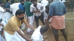 ഗ്രാമസഭയില്‍ കൂട്ടത്തല്ല്; അടികൊണ്ട് നിലത്തു വീണ് ചിലര്‍, തല പൊട്ടി... 8 പേര്‍ ചികില്‍സ തേടി