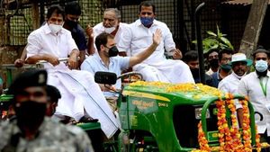 കർഷക സമരത്തിന് പിന്തുണ: വയനാട്ടിൽ രാഹുൽ ഗാന്ധിയുടെ ട്രാക്ടർ റാലി, ട്രാക്ടറോടിച്ച് എംപി