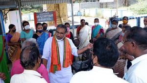 പൗരപ്രമുഖരെ കണ്ടും കോളനികള്‍ സന്ദര്‍ശിച്ചും ഡോ. കെ.എസ് രാധാകൃഷ്ണന്‍; പ്രശ്‌നങ്ങള്‍ നേരിട്ട് മനസിലാക്കി