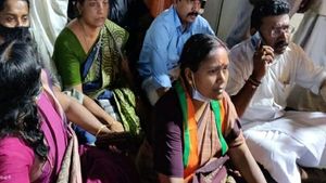 കഴക്കൂട്ടത്ത് സിപിഎം-ബിജെപി ഏറ്റുമുട്ടൽ, കടകംപളളിയുടെ ഗുണ്ടകൾ ആക്രമിച്ചെന്ന് ശോഭാ സുരേന്ദ്രൻ