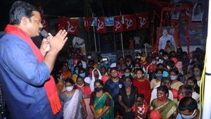 തലയിൽ കൈവെച്ച് അനുഗ്രഹിച്ച് അമ്മമാർ, കലഞ്ഞൂരിനെ ചുവപ്പണിയിച്ച് ജനീഷ് കുമാറിൻ്റെ സ്വീകരണ പര്യടനം