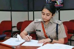 വീണ്ടും വിവാദത്തില്‍പ്പെട്ട് ഐശ്വര്യ ഡോങ്‌റെ; പൊലീസുകാരന് സസ്‌പെന്‍ഷന്‍, കാരണം അനുമതിയില്ലാതെയുള്ള അഭിമുഖം