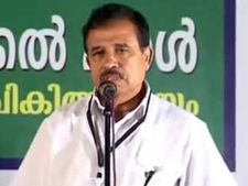 കെഎന്‍എ ഖാദറിന് കെട്ടിവെക്കാനുള്ള തുക നല്‍കി ക്ഷേത്ര ജീവനക്കാര്‍; പാണക്കാട് പ്രത്യേക ചടങ്ങ്