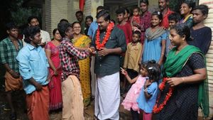 കോരിച്ചൊരിയുന്ന മഴയിലും ആവേശം ചോരാതെ, കോന്നിയിൽ ആവേശമായി ജനീഷ് കുമാറിൻ്റെ പര്യടനം