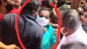 കോവൂര്‍ കുഞ്ഞിമോനെ മുഖ്യമന്ത്രിയുടെ മുന്നിലിട്ട് കഴുത്തിന് പിടിച്ചു; മാപ്പ് പറയണമെന്ന് യുഡിഎഫ് സ്ഥാനാര്‍ഥി
