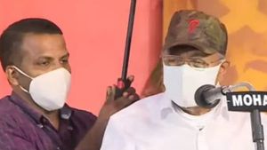 കസേരകള്‍ തലയില്‍വെച്ച് ജനക്കൂട്ടം; അതൃപ്തി പ്രകടിപ്പിച്ച് മുഖ്യമന്ത്രി, നേരത്തെ വേദി വിട്ടു... കാര്യവട്ടത്ത്..