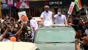 രാഹുലിന്റെ റോഡ് ഷോ കേരള കോണ്‍ഗ്രസ് നേതാവിന്റെ കാറില്‍; ക്ഷേത്രത്തിലും വാവര്‍ പള്ളിയിലുമെത്തി