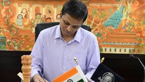 സമൂഹമാധ്യമങ്ങളിലൂടെ ഭീതി പരത്തുന്നവര്‍ക്കെതിരെ കര്‍ശന നടപടിയുണ്ടാവുമെന്ന് കോഴിക്കോട് കളക്ടര്‍ 