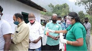 വോട്ടെടുപ്പ് ദിനം ശ്രദ്ധേയമായി ഹരിത കര്‍മ സേനയുടെ സാന്നിധ്യം; ശുചിത്വം, സുരക്ഷ