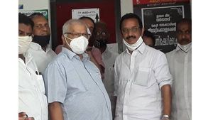 പാനൂരിൽ സമാധാന സന്ദേശ യാത്രയും ഗൃഹസന്ദർശനവുമായി സിപിഎം നേതാക്കൾ