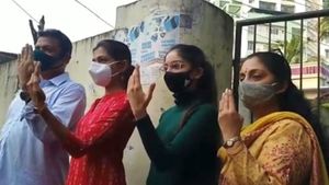 കുടുംബ സമേതമെത്തി വോട്ട് ചെയ്ത് കൃഷ്ണകുമാർ; ഭരണ വിരുദ്ധ വികാരമുണ്ടെന്ന് സ്ഥാനാർഥി
