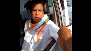 രണ്ട് പേര്‍ കടലില്‍ മരിച്ചിട്ടും തിരിഞ്ഞുനോക്കാത്ത എംഎല്‍എ; വള്ളിക്കുന്നില്‍ ഹമീദ് മാസ്റ്ററുടെ വണ്ടി തടഞ്ഞു