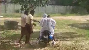 ആലപ്പുഴയില്‍ കൊവിഡ് രോഗിക്ക് ആംബുലന്‍സ് ലഭിച്ചില്ല; ആശുപത്രിയില്‍ എത്തിച്ചത് ഇരുചക്ര വാഹനത്തില്‍