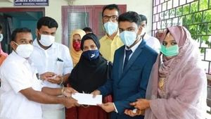 ഈ മാതൃകയ്ക്കാണ് കൈയ്യടി; സമൂഹ അടുക്കളയിലേക്ക് സംഭാവനയുമായി നവദമ്പതികള്‍